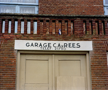 840347 Afbeelding van de muurreclame 'Garage C.A. v. Rees', boven de garagedeuren in het pand Mulderstraat 41 te Utrecht.